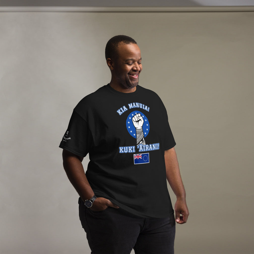 Man wearing the black Kia Manuia! Kuki 'Āirani! T-Shirt